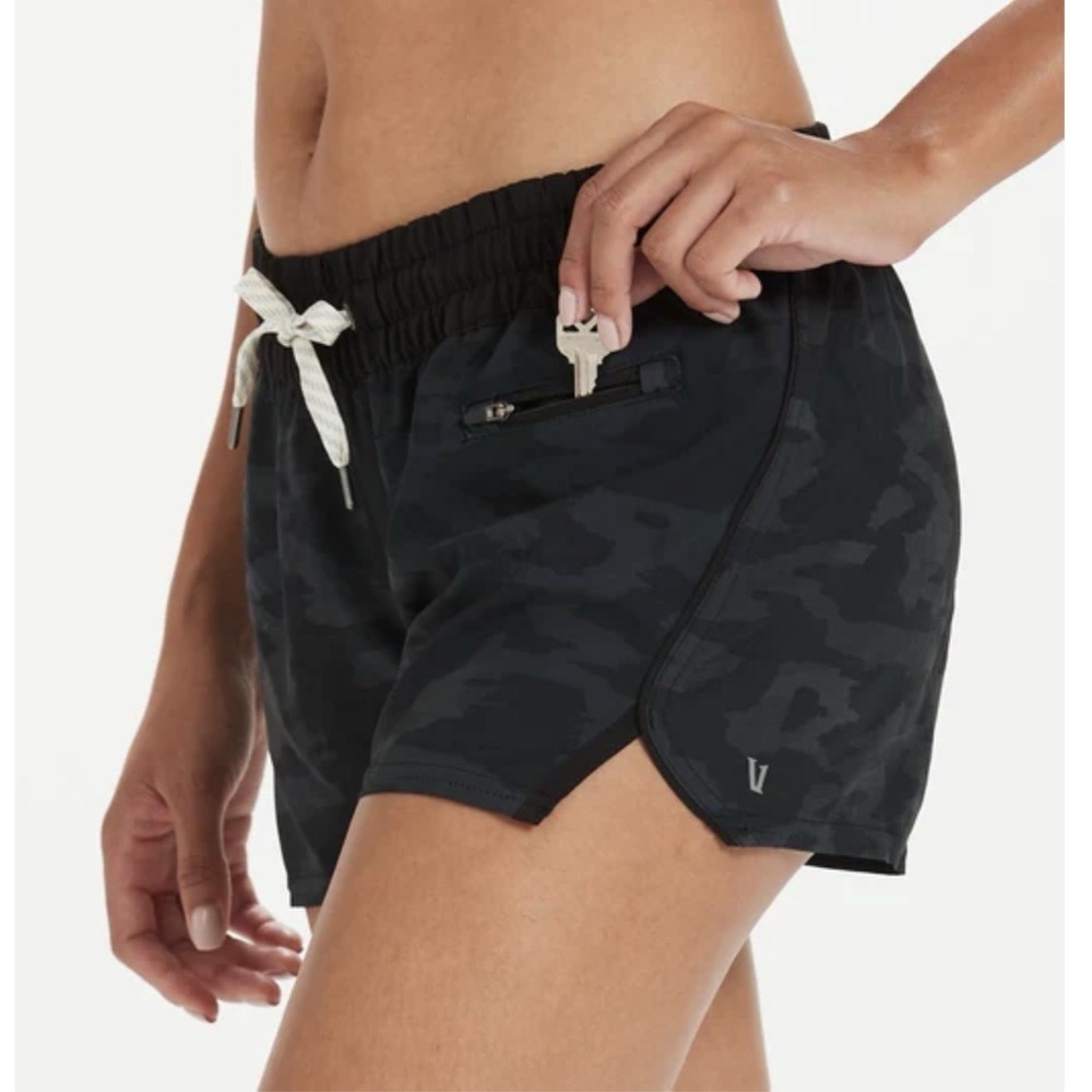 Vuori Clementine Shorts Black Camo Lined Women's XS Running Athletic VW304